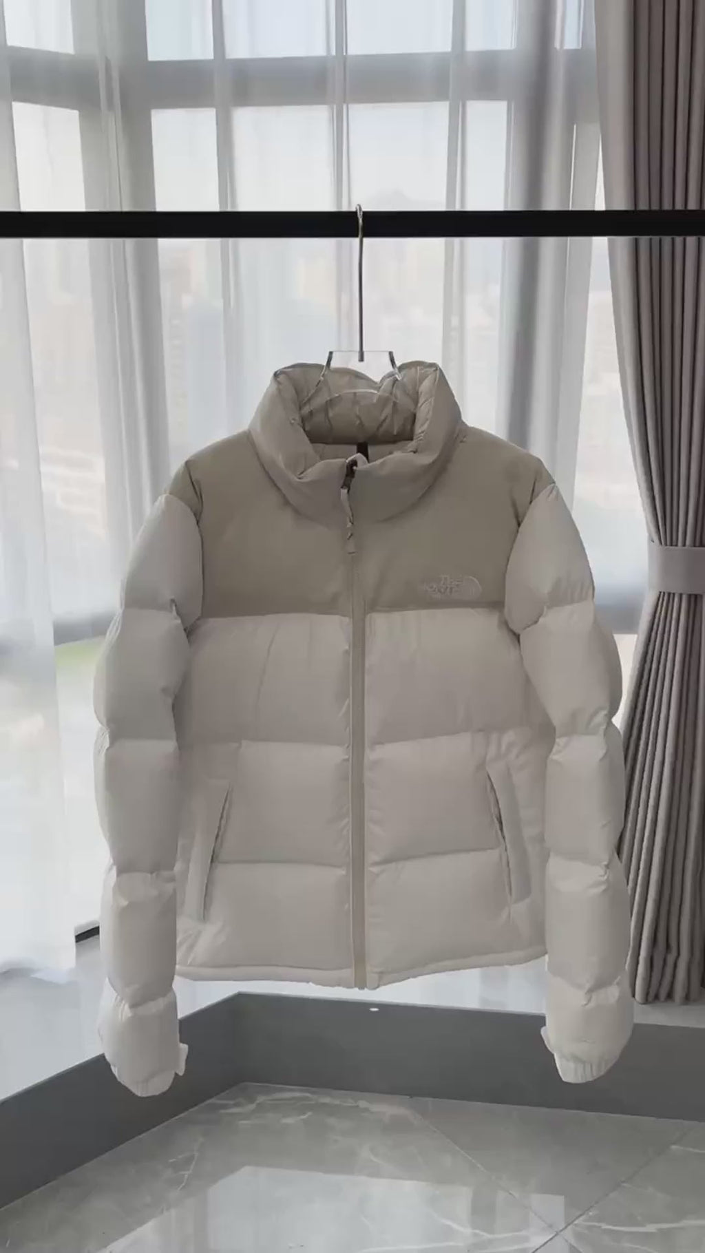 The North Face Cropped Puffer Jacket with Stand Collar | Cream